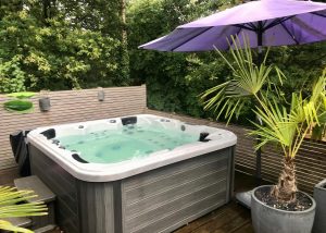 Hot tub jacuzzi