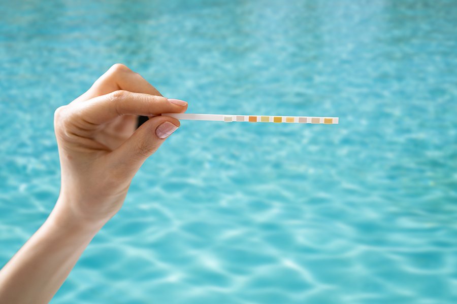 bigstock Pool Water Service Chlorine C 423353198